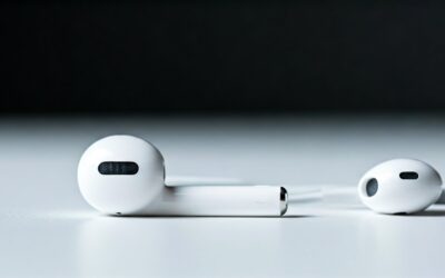 Do Apple Headphones Have a Mic? (All Models Explained)